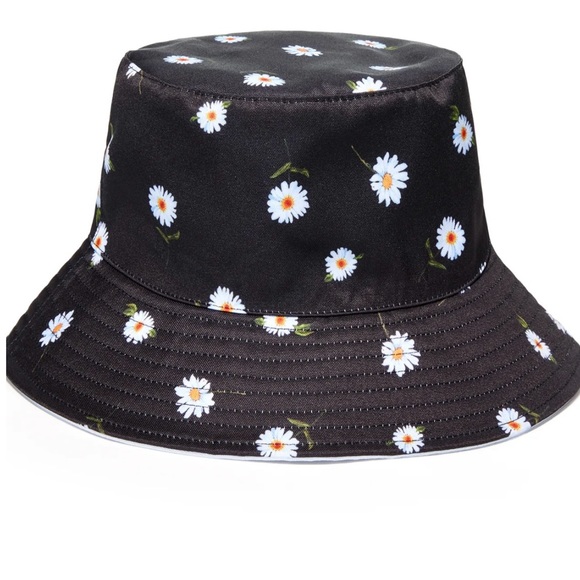 Alice + Olivia Accessories - alice + olivia Daisy Reversible Sun Bucket Hat, NWOT, Black Daisy/White